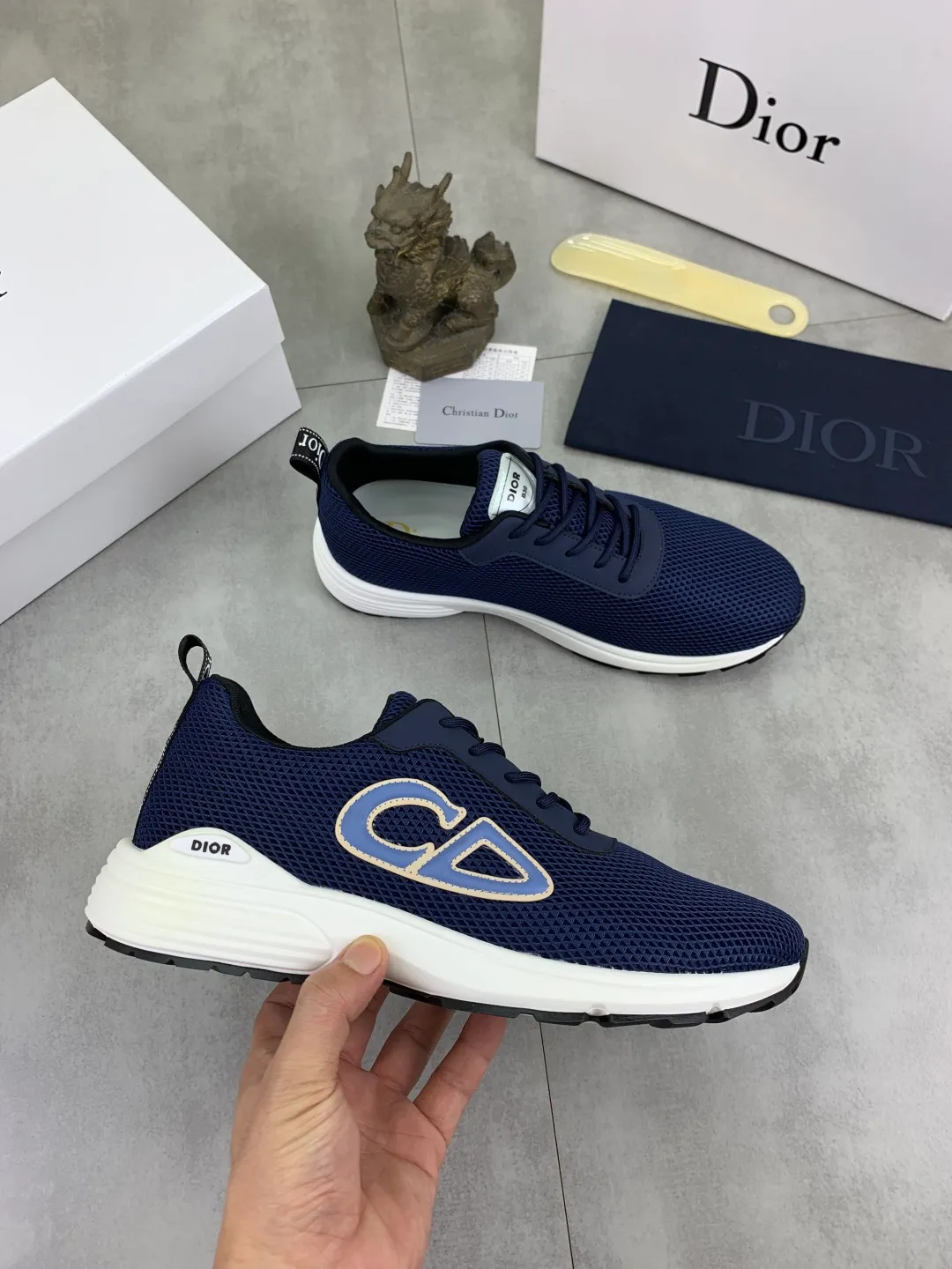 Men's Men's Shoes 💰P420 New Dior Chrono Fly Knit Shoes 2025 New B30 Series, in white and black fly knit series. Both sides are decorated with computer-printed CD logo, star patch on the tongue and Dior logo on the heel. Many details highlight the style. The interior is matched with the original color matching mesh, and the interior of the body is supported by low-temperature shaping sheets, and is filled with light feather cotton to keep the interior full and soft against the feet. The exclusive open-molded outsole adopts a one-piece molding process, so there is no need to worry about problems such as the opening and falling of sole decorative accessories. It is light and comfortable to wear, yet strong and wear-resistant. The two-color shoelaces are accessorized with exquisite metal five-pointed star pendants, creating a high-end, trendy and casual look at all times. Color: white black gray blue code number: 38-44